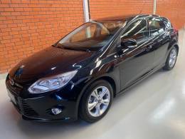 FORD - FOCUS - 2014/2014 - Preta - R$ 53.990,00