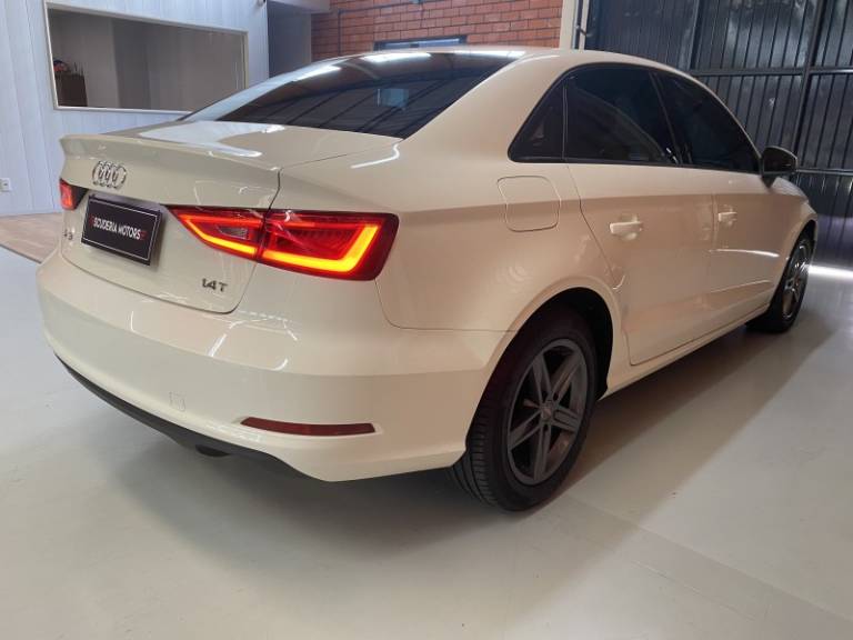 AUDI - A3 - 2015/2015 - Branca - R$ 75.990,00