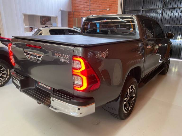 TOYOTA - HILUX - 2021/2021 - Cinza - R$ 242.990,00