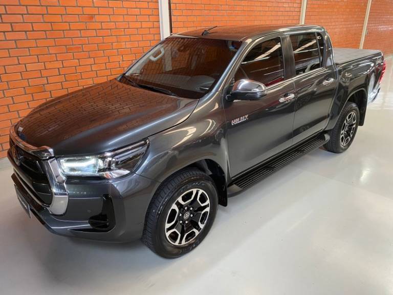 TOYOTA - HILUX - 2021/2021 - Cinza - R$ 237.990,00