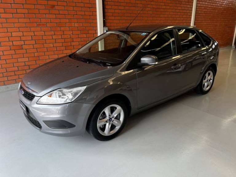 FORD - FOCUS - 2010/2010 - Cinza - R$ 38.990,00