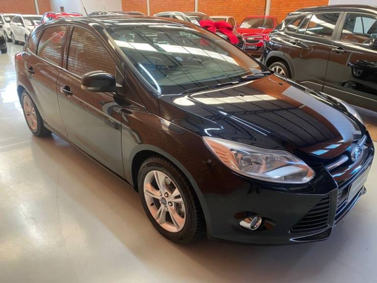 FORD - FOCUS - 2014/2014 - Preta - R$ 53.990,00