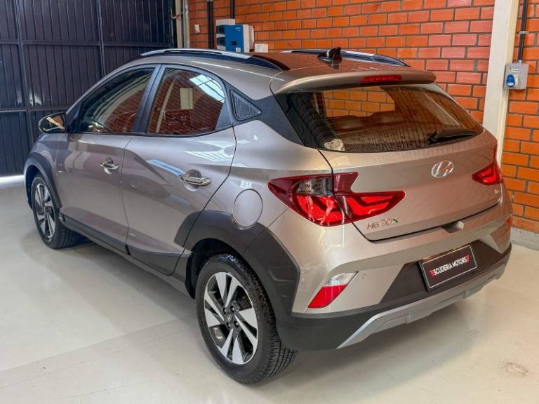 HYUNDAI - HB20X - 2021/2022 - Bege - R$ 84.990,00