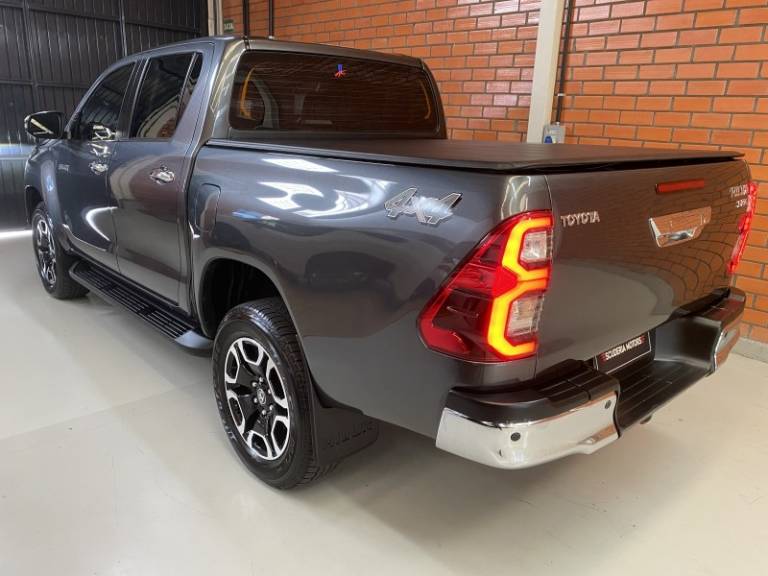 TOYOTA - HILUX - 2021/2021 - Cinza - R$ 242.990,00