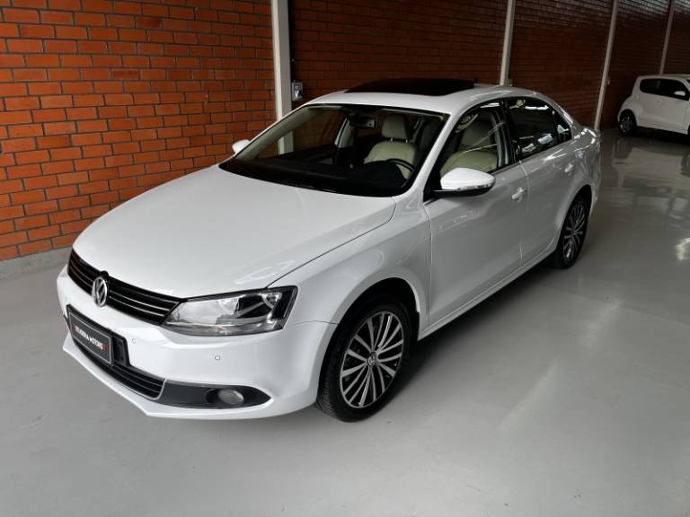 VOLKSWAGEN - JETTA - 2014/2014 - Branca - R$ 78.990,00