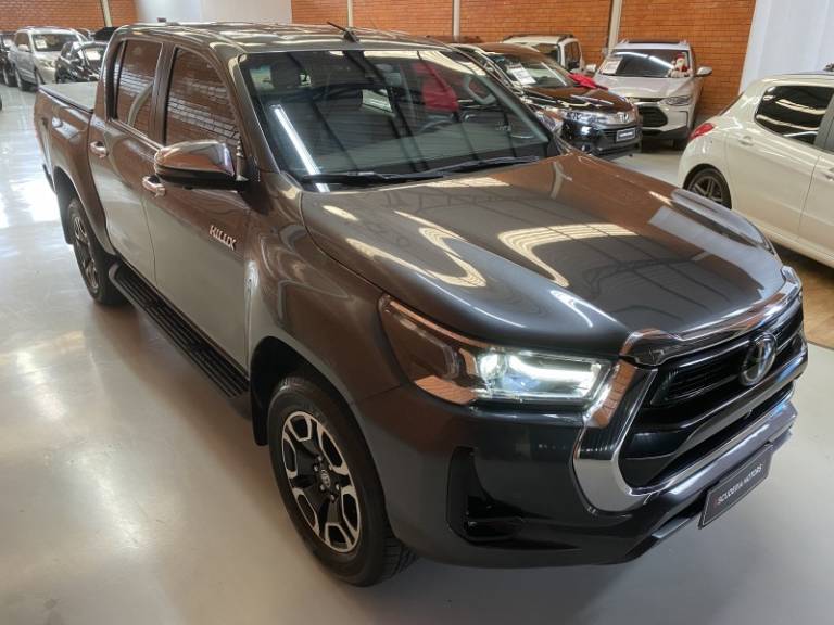 TOYOTA - HILUX - 2021/2021 - Cinza - R$ 242.990,00