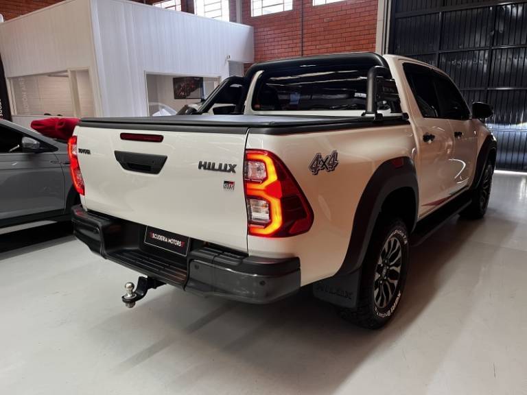 TOYOTA - HILUX - 2022/2022 - Branca - R$ 281.990,00