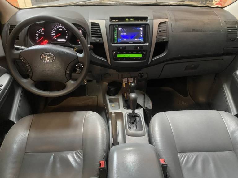 TOYOTA - HILUX - 2010/2010 - Prata - R$ 110.990,00