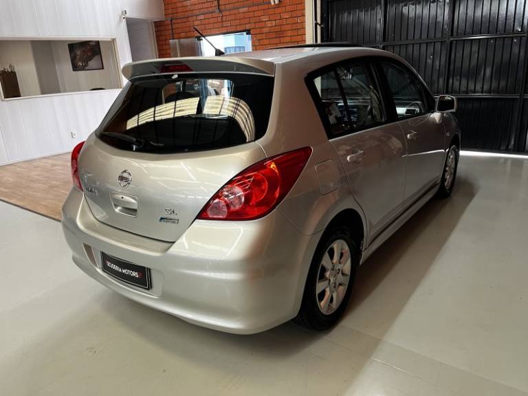 NISSAN - TIIDA - 2013/2013 - Prata - R$ 41.990,00