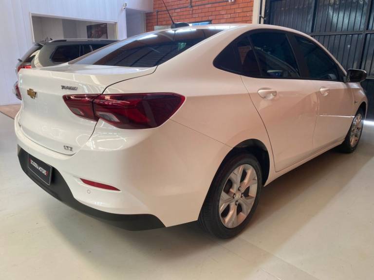 CHEVROLET - ONIX - 2023/2023 - Branca - R$ 91.990,00