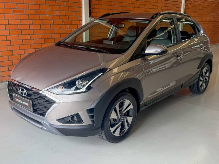 HYUNDAI - HB20X - 2021/2022 - Bege - R$ 84.990,00