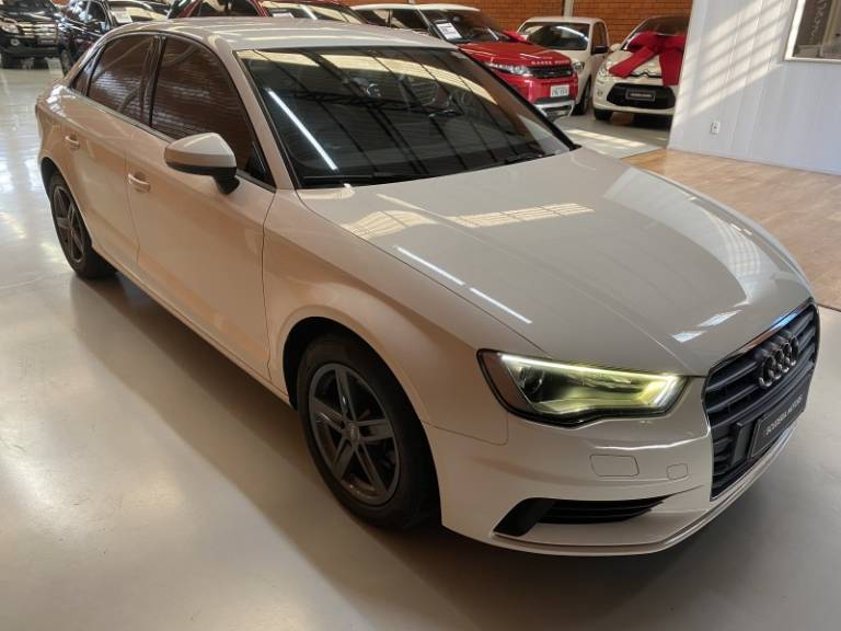 AUDI - A3 - 2015/2015 - Branca - R$ 75.990,00