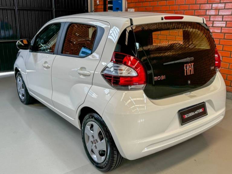 FIAT - MOBI - 2017/2018 - Branca - R$ 45.990,00