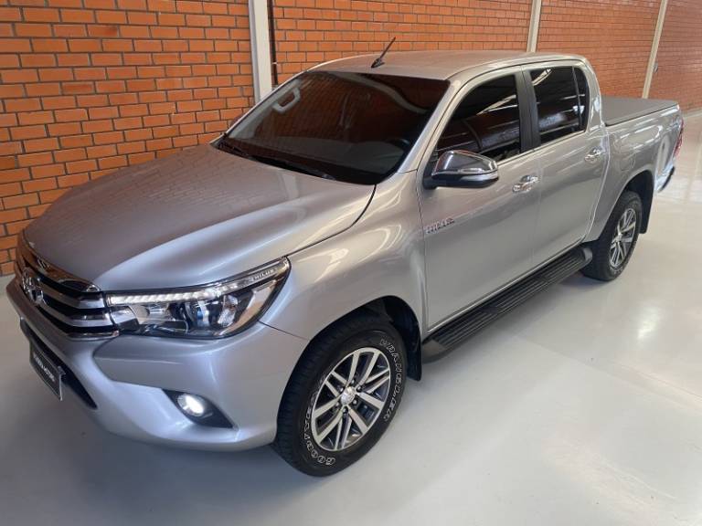 TOYOTA - HILUX - 2017/2017 - Prata - R$ 185.990,00