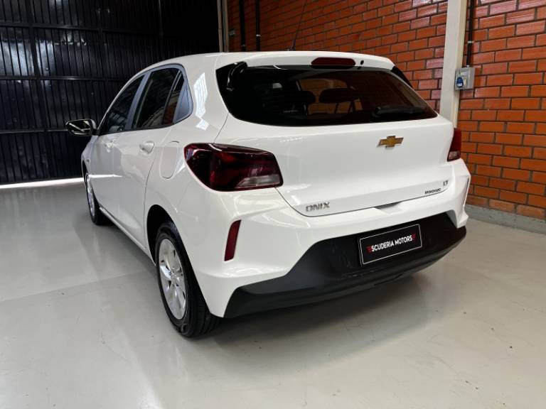 CHEVROLET - ONIX - 2021/2021 - Branca - R$ 62.990,00