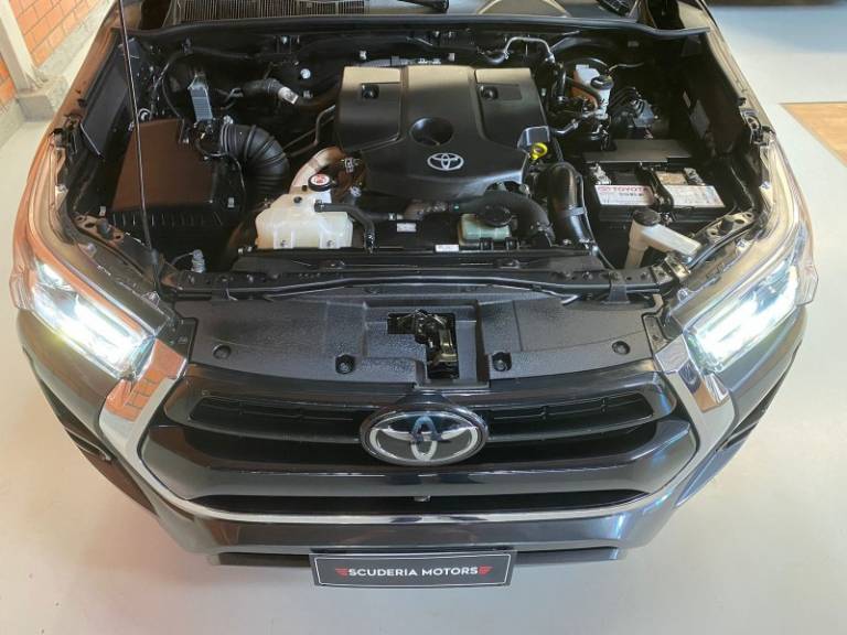 TOYOTA - HILUX - 2021/2021 - Cinza - R$ 242.990,00